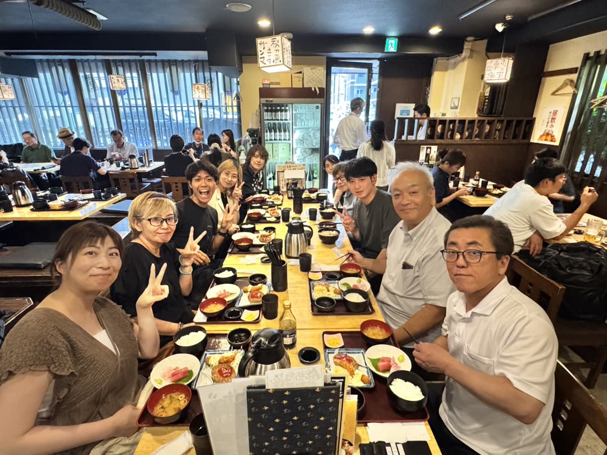 講座のあと、参加者みんなで昼食を囲む様子