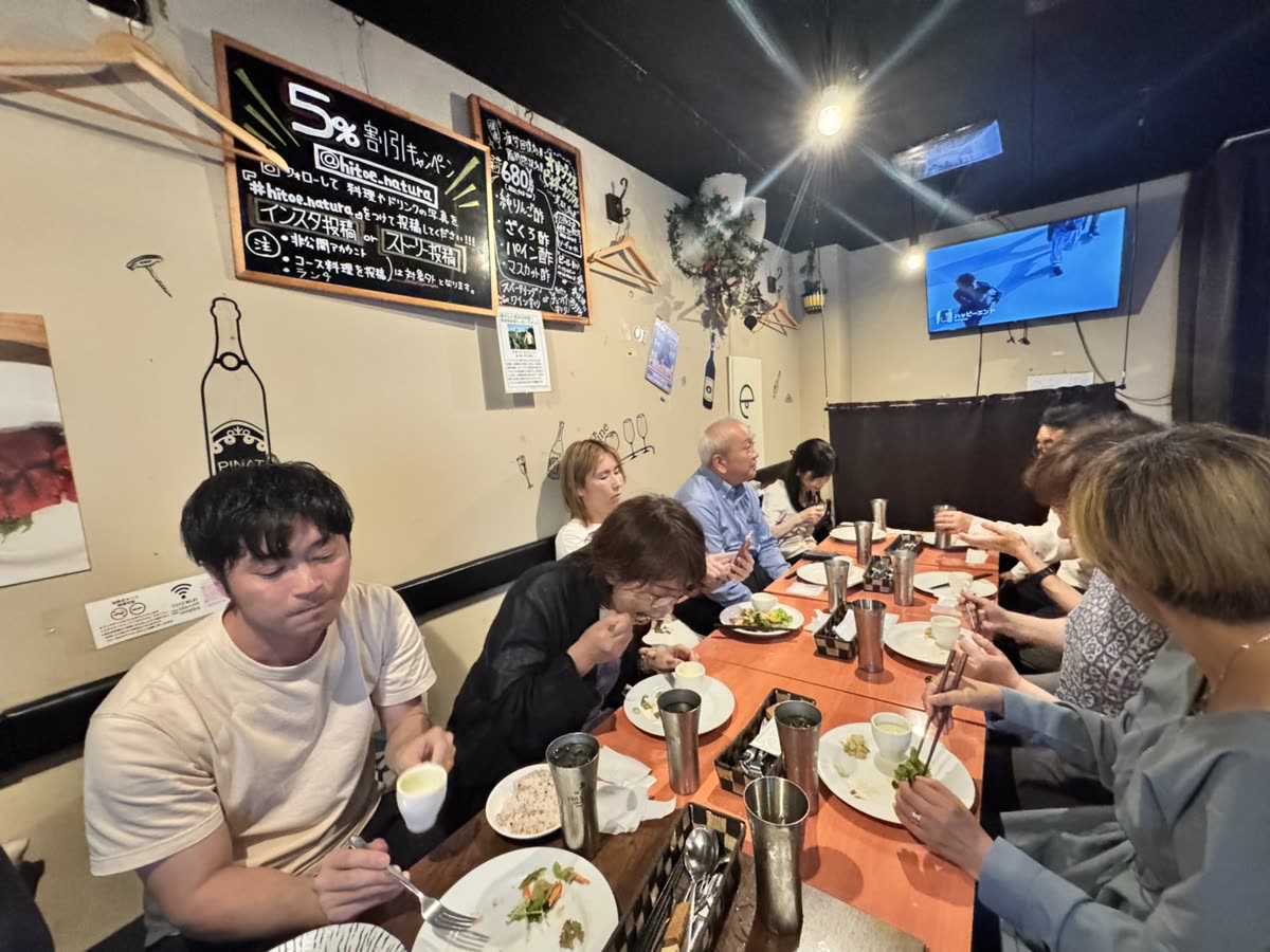 懇親会で参加者が食事をしながら話す様子